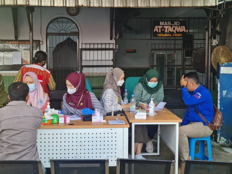 ANTUSIAS: Para pengemudi, kondektur, maupun warga Terminal Tipe A Tidar Magelang melakukan pemeriksaan dan skrining kesehatan, Rabu (13/12/2023). (Naila Nihayah/Radar Jogja)