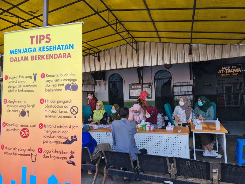 ANTUSIAS: Para pengemudi, kondektur, maupun warga Terminal Tipe A Tidar Magelang melakukan pemeriksaan dan skrining kesehatan, Rabu (13/12/2023). (Naila Nihayah/Radar Jogja)