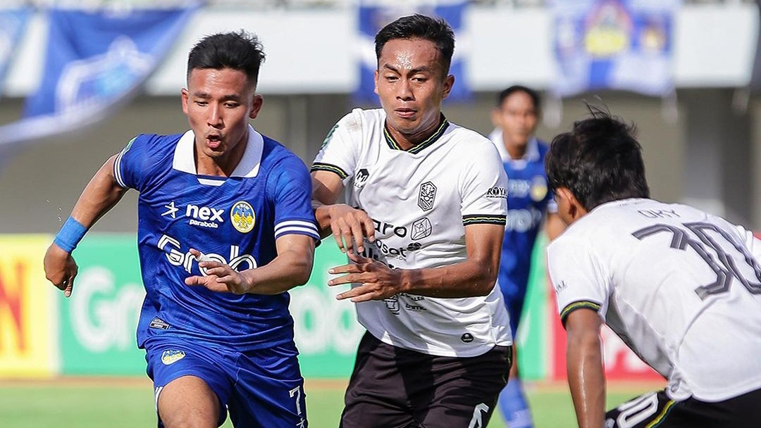 KAWAL: Pemain PSIM Jogja berjibaku dengan pemain Nusantara United FC, di Stadion Mandala Krida, Jogja, Rabu (13/12) sore. (Dok PSIM)