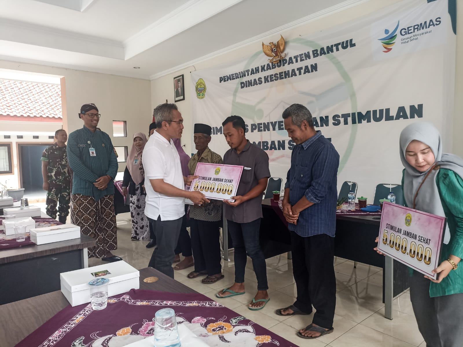 SIAP: Bupati Bantul Abdul Halim Muslih memberikan bantuan dana stimulan jamban secara simbolis kepada warga di Kantor Kapanewon Dlingo, Rabu (13/12). (Gregorius Bramantyo/Radar Jogja)