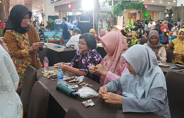 FOKUS: Sesi workshop limbah plastik yang dilangsungkan di Ambarrukmo Plaza Jogja. Kegiatan ini paling banyak dihadiri oleh kaum ibu-ibu.