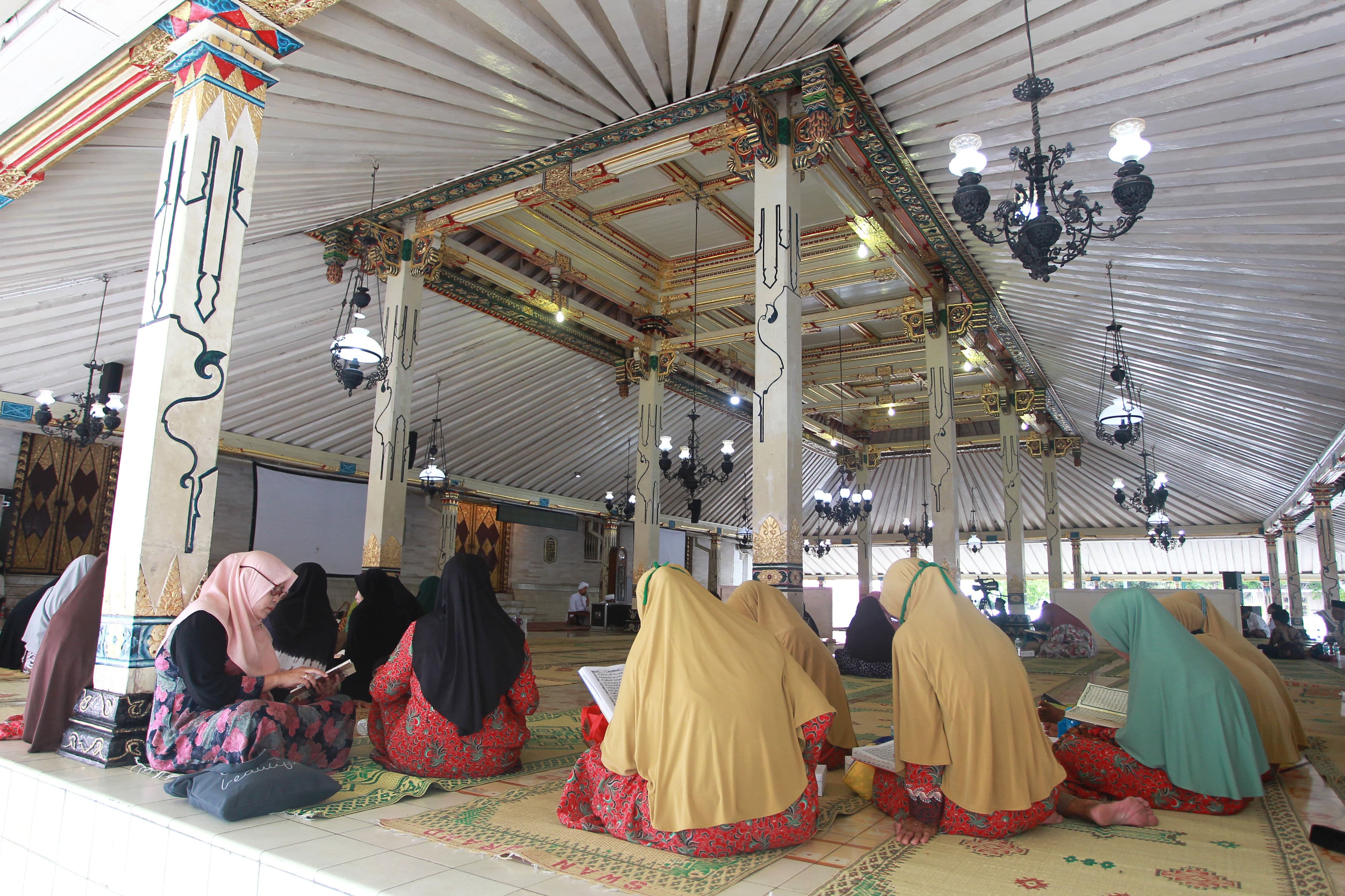 Warga mengikuti Semaan Al-Quran memperingati 277 Tahun Hadeging Nagari Ngayogyakarta Hadiningrat, di Masjid Gede Kauman, Kota Jogja, Rabu (13/12/2023). (Foto: Guntur Aga Tirtana/Radar Jogja)