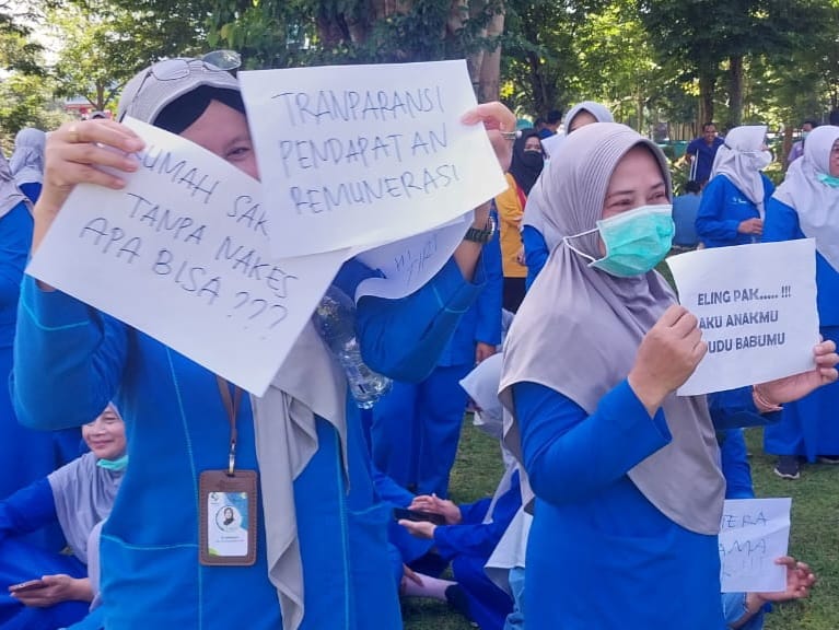 SALURKAN ASPIRASI: Puluhan nakes di RSJ Prof dr Soerojo Magelang menggelar unjuk rasa untuk menuntut adanya transparansi remunerasi kemarin (13/12).