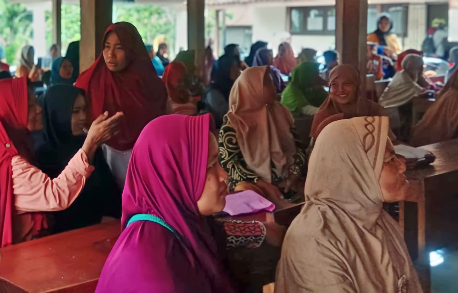 TURUN LAGI - Keluarga penerima manfaat (KPM) berkumpul di Balai Kalurahan Getas, Kapanewon Playen saat menerima program bantuan pangan beras belum lama ini