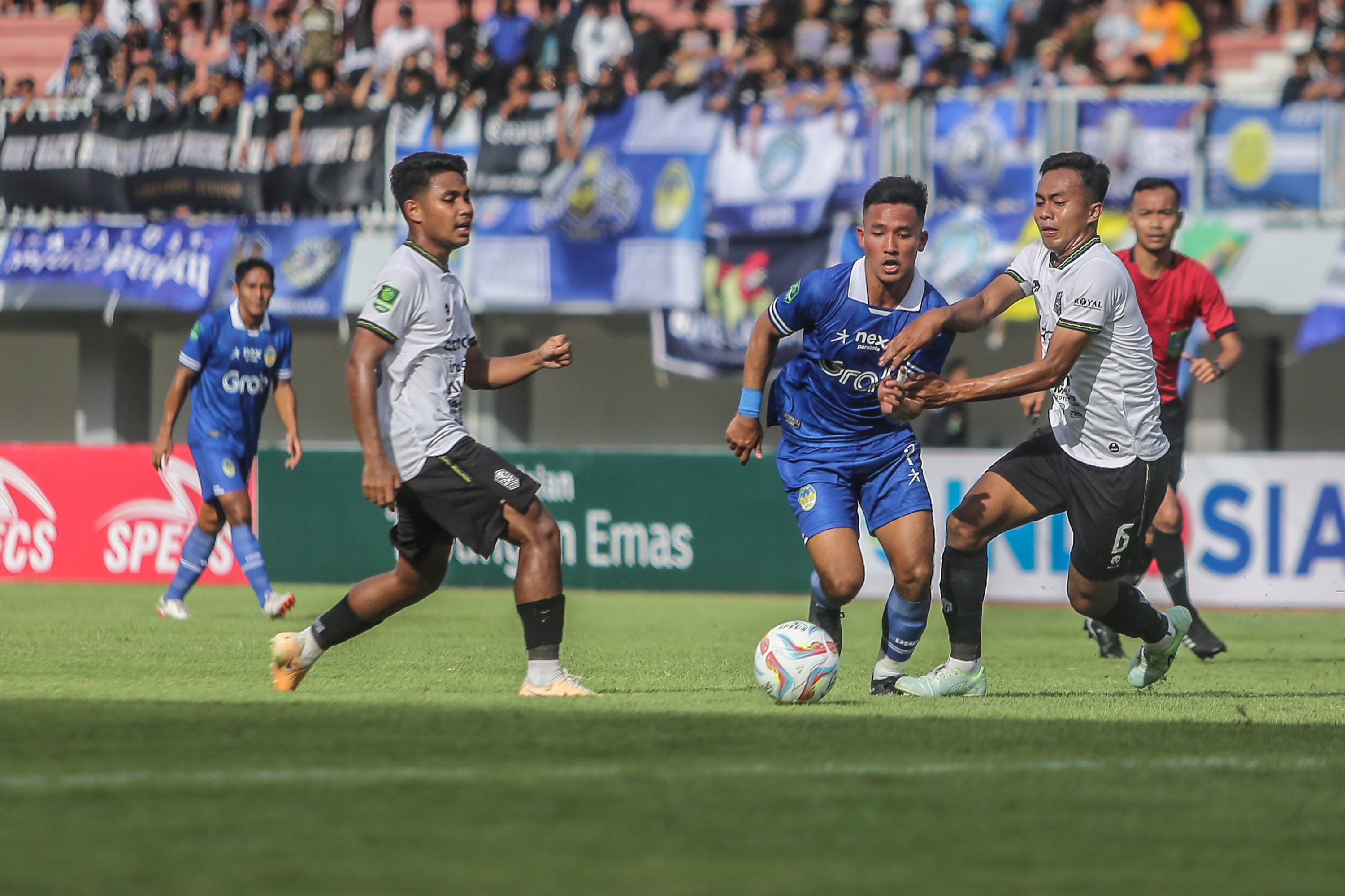 Gelandang PSIM Jogja Ghulam fatkur mencoba melewati pemain Nusantara United