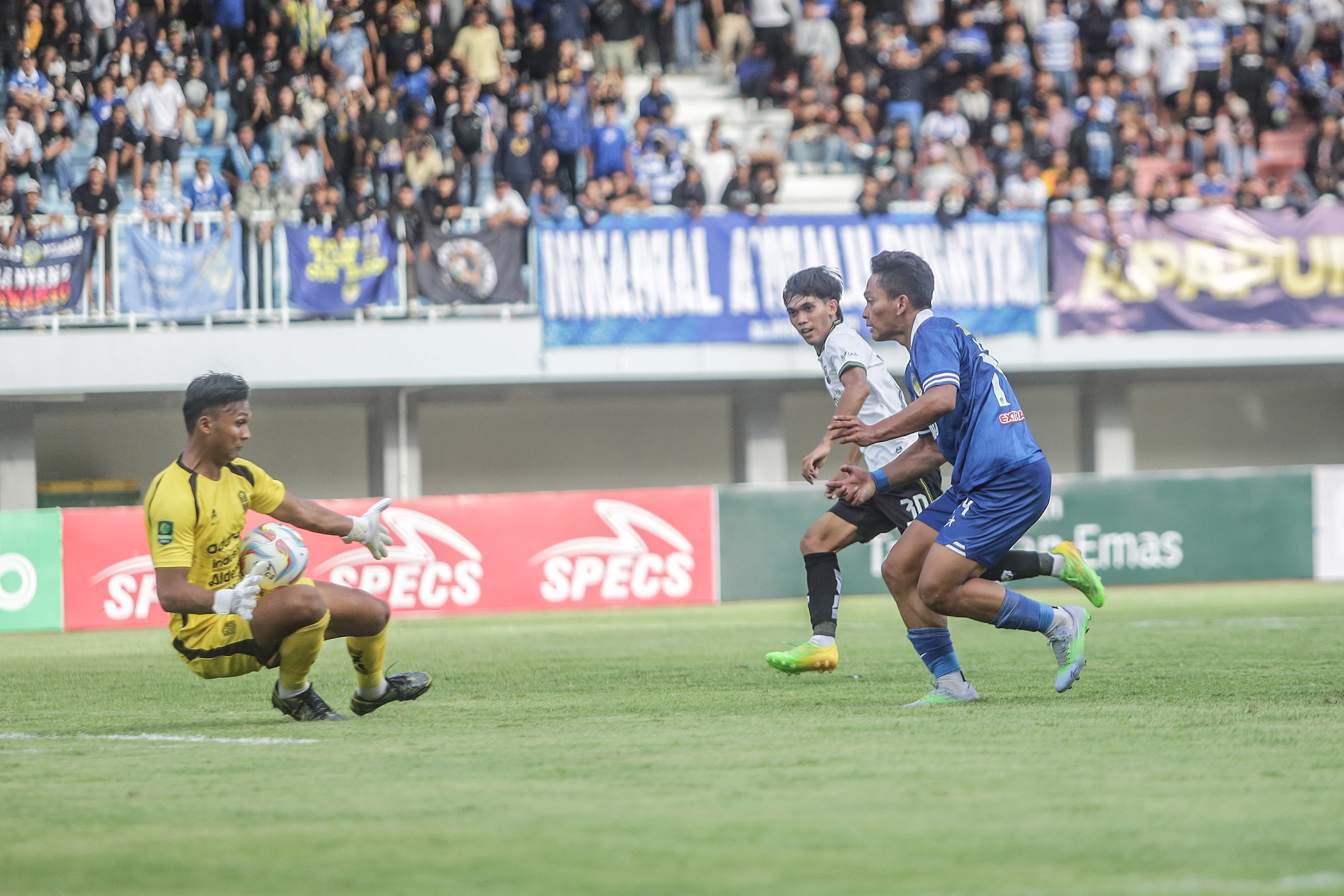 Striker PSIM Jogja Vengko Armedya gagal menceploskan bola ke gawang Nusantara United meski tinggal berhadapan dengan kiper