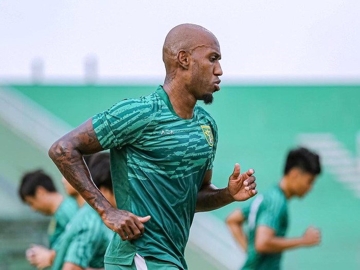 Paulo Henrique saat menjalani sesi latihan bersama Persebaya Surabaya. (Instagram Paulo Henrique)
