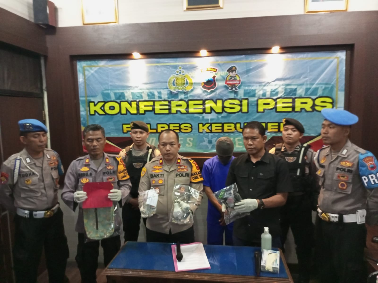 UNGKAP KASUS : Wakapolres Kebumen Kompol Bakti Kautsar Ali didampingi jajaran menunjukkan barang bukti atas kasus penyalahgunaan narkotika yang menjerat residivis asal Wonosobo. (M HAFIED/RADAR JOGJA)