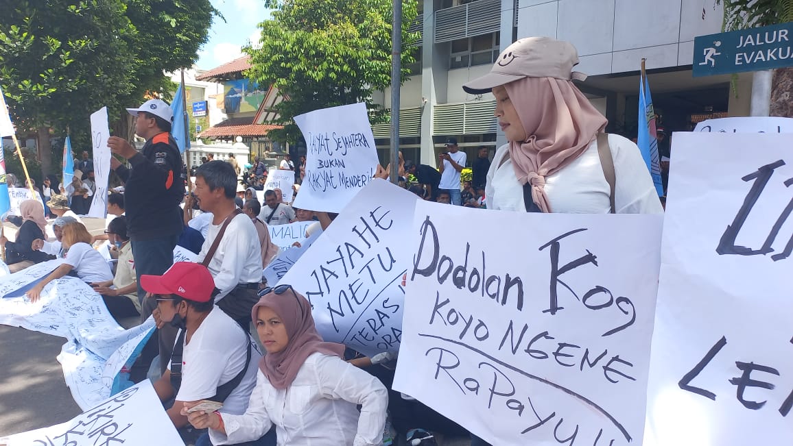 PERJUANGKAN NASIB: Ratusan Pedagang Geruduk Pintu Barat Kantor Kepatihan, Keluhkan Omzet Turun di Teras Malioboro 2 Kamis (14/12). (Winda Atik Ira P/Radar Jogja)