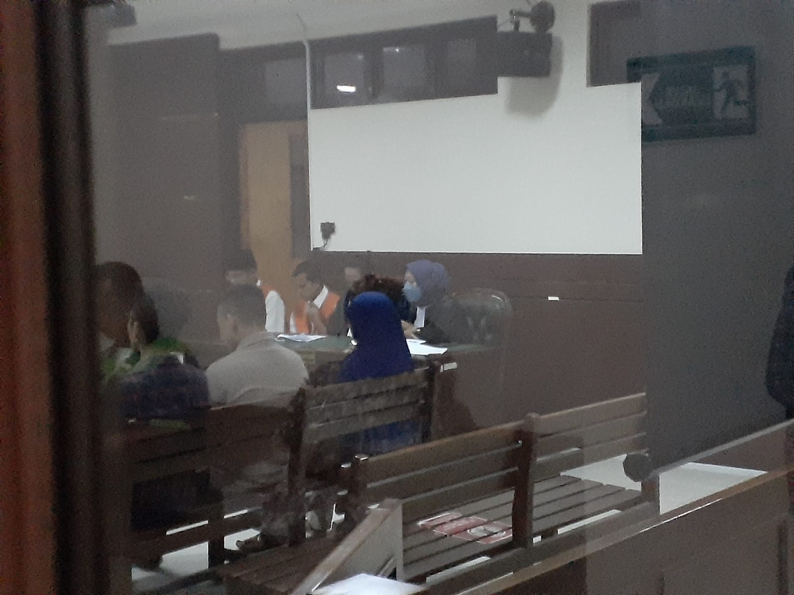 TENANG: Suasana sidang pemeriksaan saksi-saksi kasus mutilasi mahasiswa UMY Redho Tri Agustian di Pengadilan Negeri Sleman, Kamis (14/12). (IWAN NURWANTO/Radar Jogja)