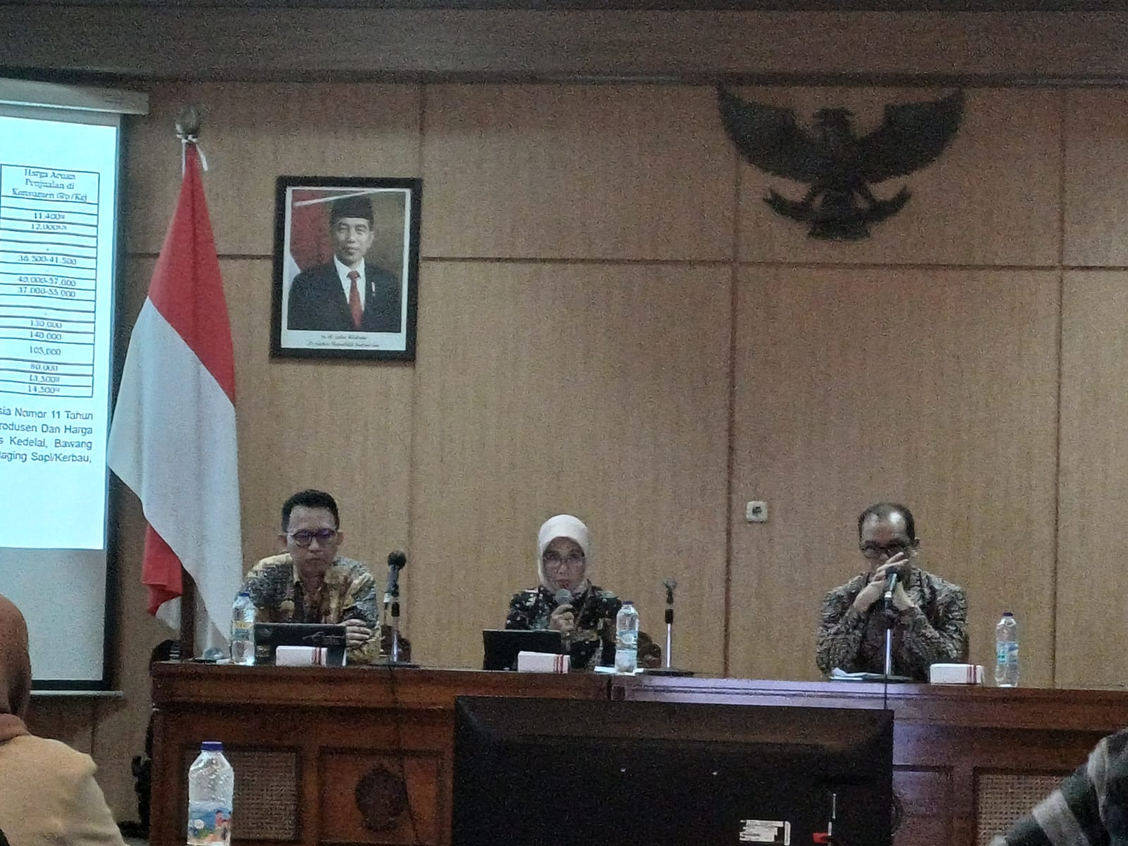 TERJAMIN: Konferensi Pers Hasil Pantauan TPID DIY di seluruh kabupaten/kota di Kompleks Kepatihan Kamis (14/12). (Winda Atika Ira P/Radar Jogja)