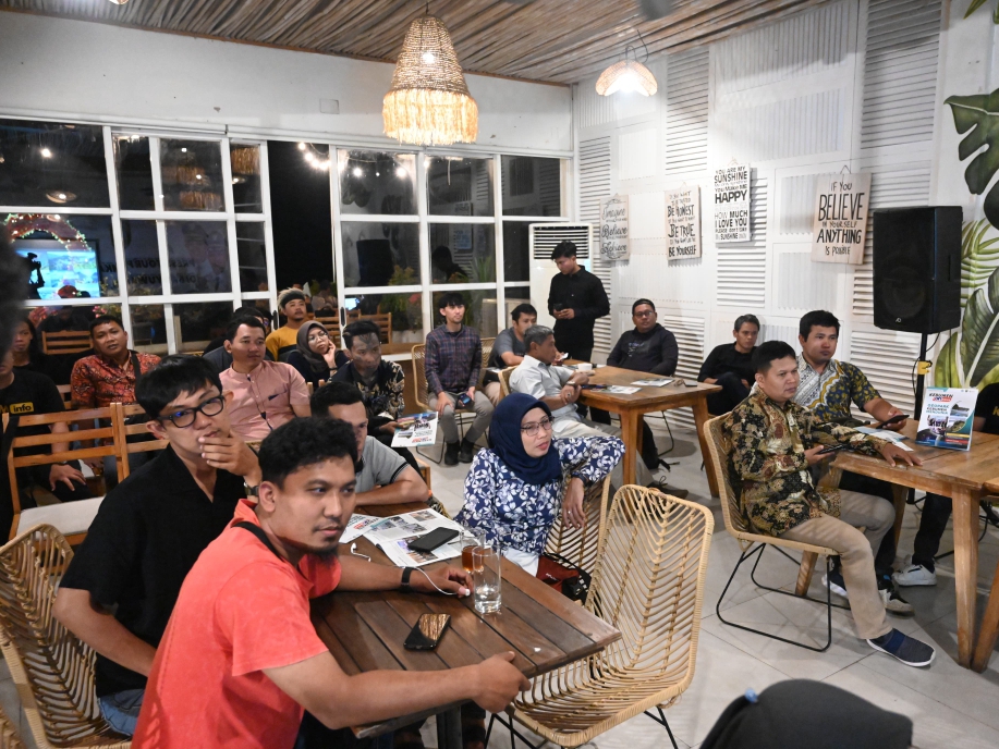 KOLABORASI: Jajaran Dinas Kominfo Kebumen bersama influencer berkunjung ke Geopark Ijen, Banyuwangi. (Prokopim Kebumen)