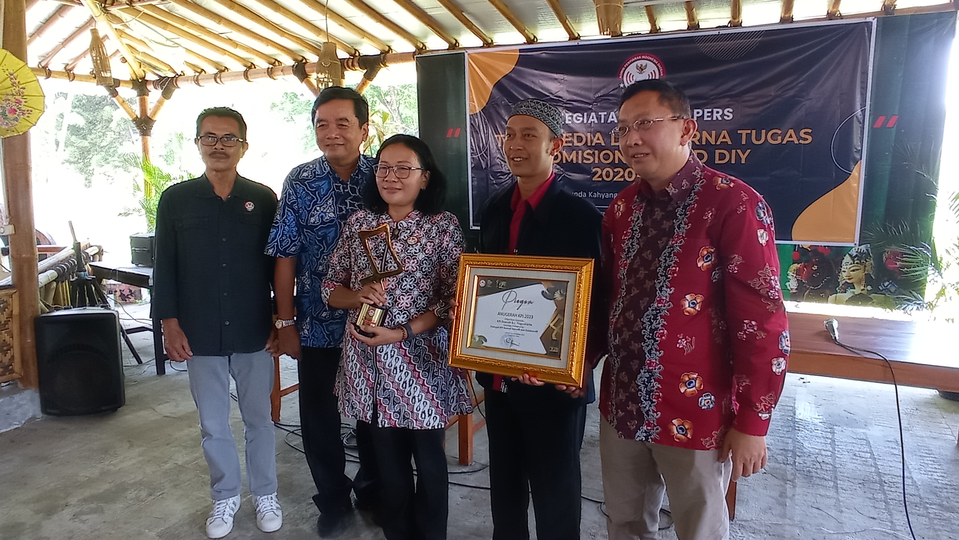 Lima dari tujuh komisioner KPID DIY saat berpamitan seiring dengan habisnya masa jabatan periode 2020-2023.