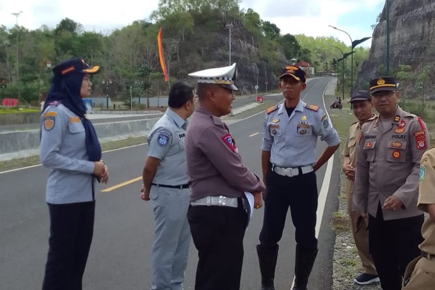 SUDAH BISA DILEWATI - Petugas melakukan pemantauan dan persiapan pemasangan rambu di JJLS wilayah pesisir Senin (11/12). Foto: Dokumen Radar Jogja