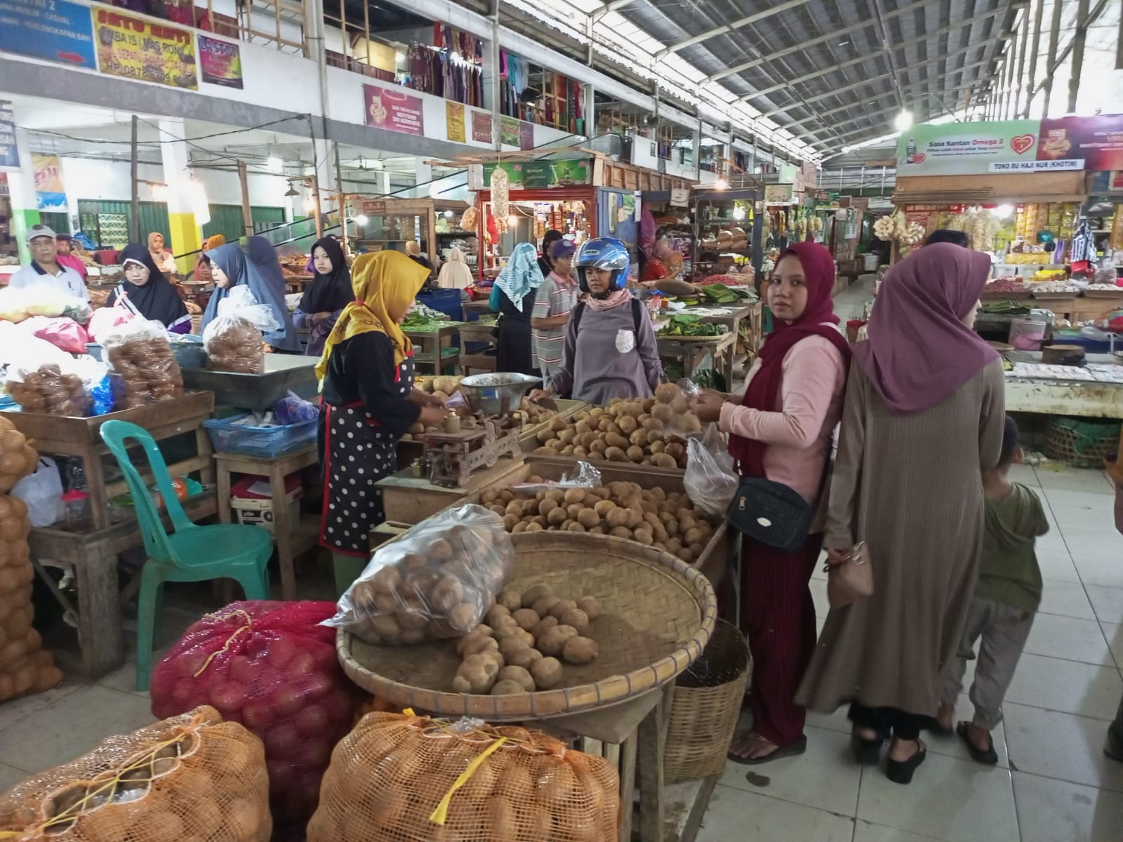 BELANJA : Aktivitas jual beli di lantai satu Pasar Tumenggungan, Kebumen terpantau ramai. Pedagang menyebut harga sebagian kebutuhan pokok cenderung mengalami kenaikan jelang libur nataru