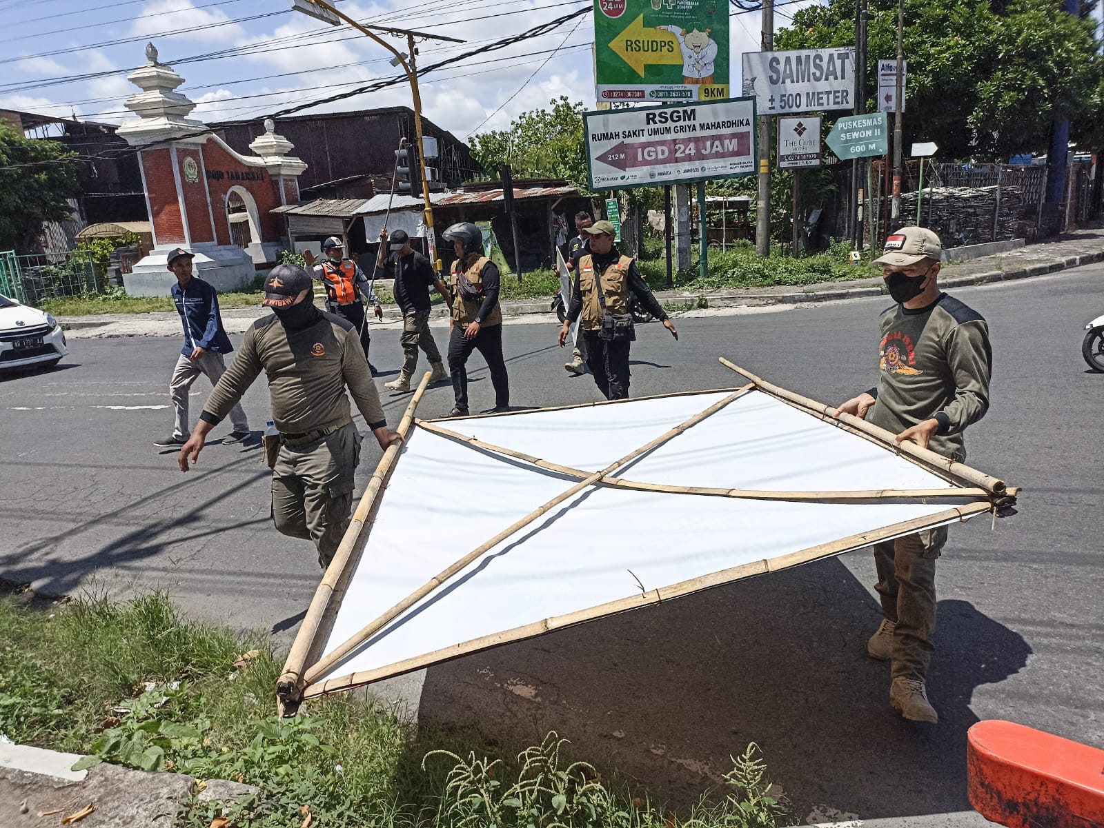 DIROBOHKAN: Petugas Satpol PP Bantul menertibkan alat peraga kampanye yang melanggar aturan pemasangan di wilayah Kapanewon Sewon, Bantul, Kamis (14/12).