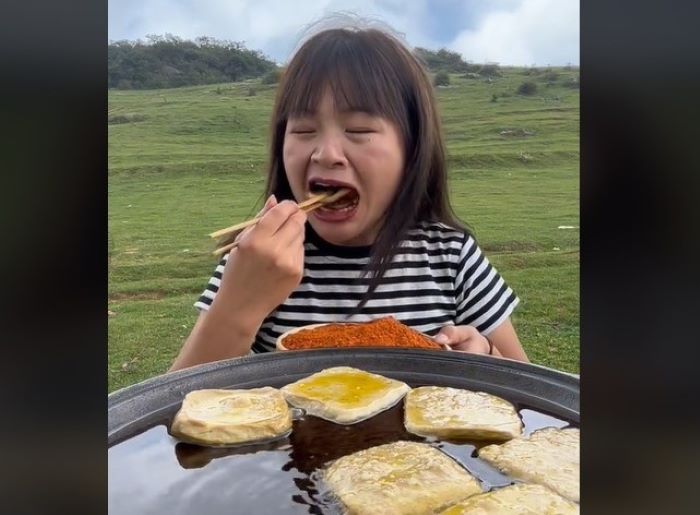 salah seorang yang konten creator yang mencoba tren hahuu (hohengtiktok@sukangebadok.ofc )