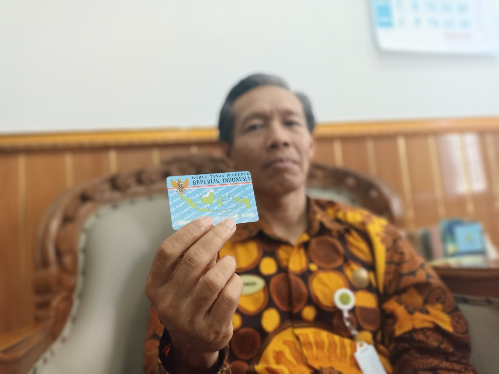 Kepala Disdukcapil Kabupaten Bantul, Bambang Purwadi Nugroho, menujukkan blangko e-KTP di ruang kantornya, Kamis (14/12).