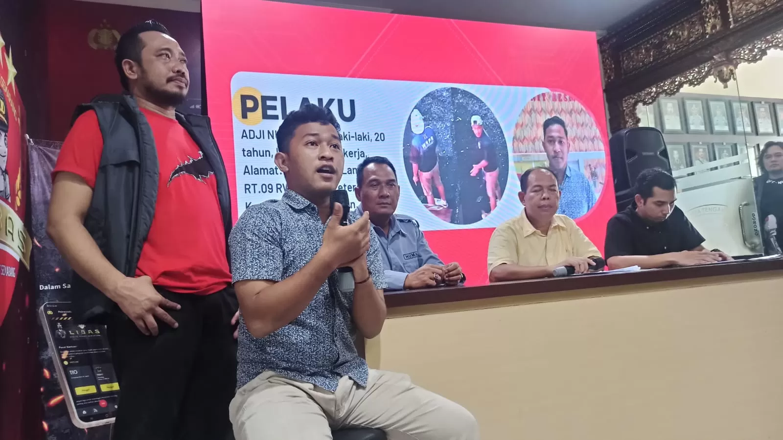 Tersangaka perusakan bus suporter PSS Sleman ketika dihadirkan di Mapolrestabes Semarang. (M Hariyanto/Jawa Pos Radar Semarang)