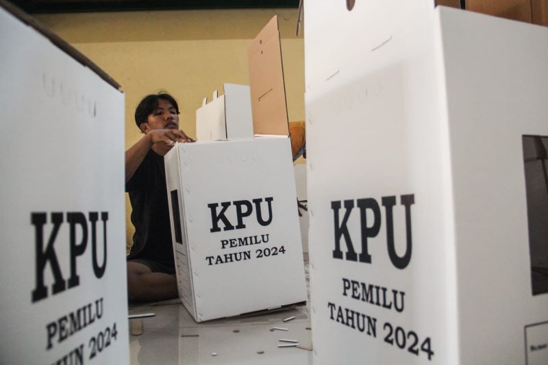 FOKUS: Pekerja merakit kotak suara untuk Pemilu 2024 di Gudang Logistik KPU Bantul, Kalurahan Timbulharjo, Sewon, Bantul kemarin (15/12). (Gregorius Bramantyo/Radar Jogja)