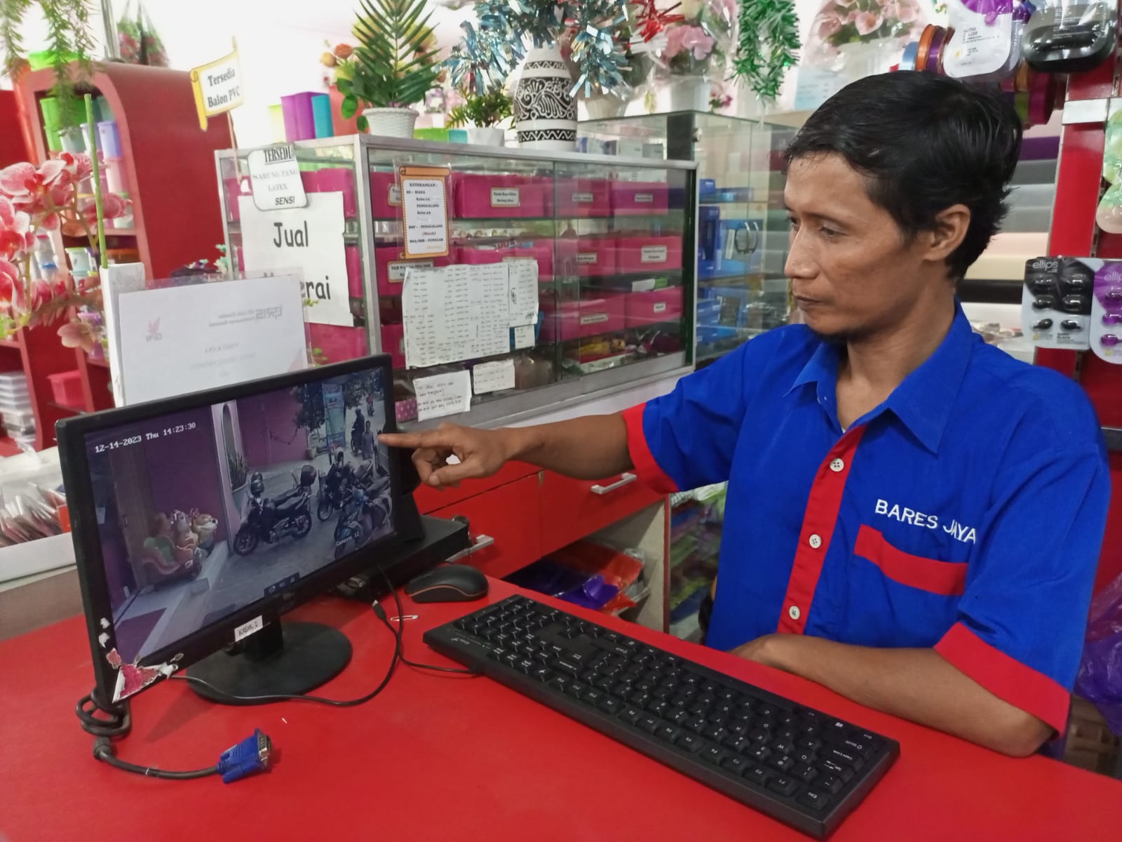 SAKSi: Saksi mata menunjukkan lokasi kejadian kasus pencurian dengan modus pecah kaca mobil. Kasus ini terjadi di pinggir Jalan Potongan, Gombong.&nbsp; (M HAFIED/RADAR JOGJA)
