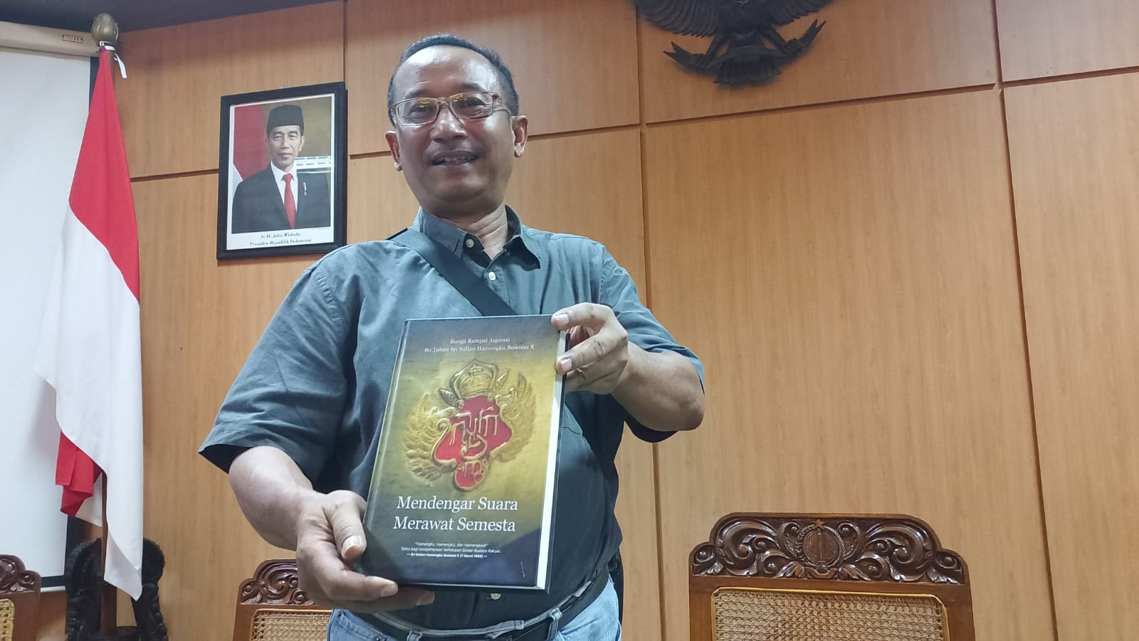 TESTIMONI: Salah satu penulis buku persembahab 80 tahun Sri Sultan HB X menunjukkan buku yang akan diluncurkan Jumat malam (15/12) di Pagelaran Keraton Yogyakarta. (Winda Atika IP/Radar Jogja)