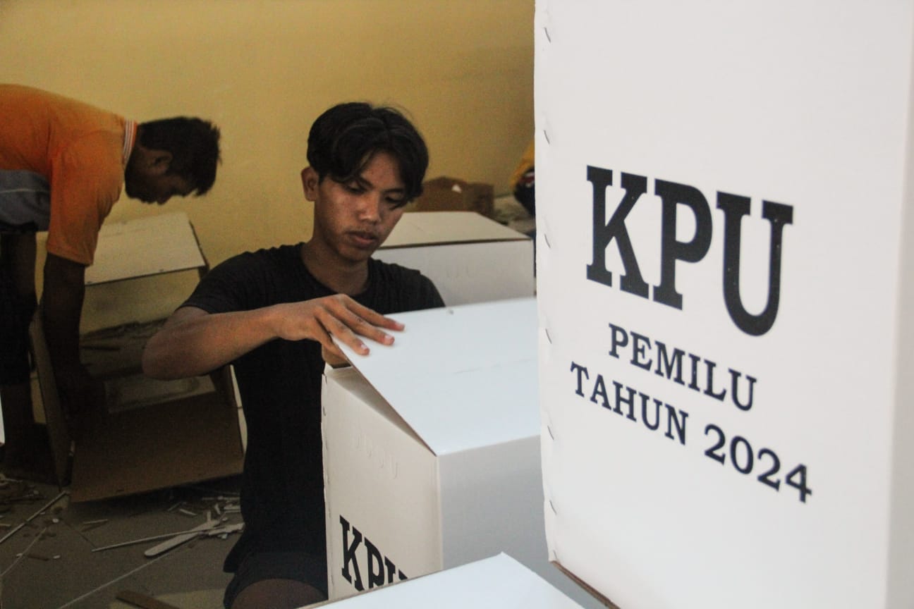 CEPAT: Pekerja merakit kotak suara untuk Pemilu 2024 di Gudang Logistik KPU Bantul, Kalurahan Timbulharjo, Sewon, Bantul, Jumat (15/12). (Gregorius Bramantyo/Radar Jogja)