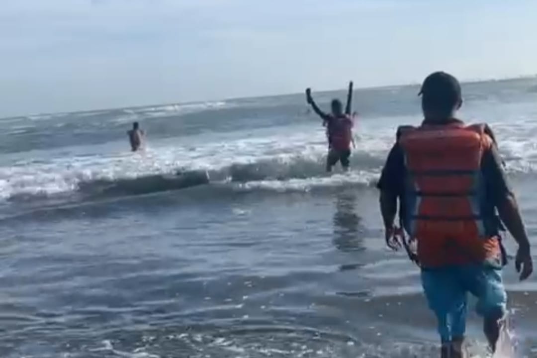 SELAMAT: Tim SAR Parangtritis menyelamatkan wisatawan asal Republika Ceko yang sempat terseret ombak di Pantai Parangtritis. (Dok. SAR Parangtritis)