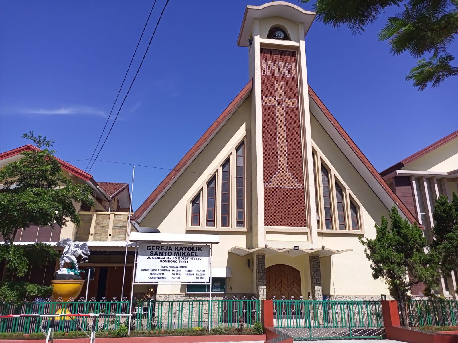 Pengurus Gereja Katolik St Mikael Gombong telah melaksanakan bersih-bersih gereja. Semua dilakukan untuk menyambut perayaan Natal 2023.