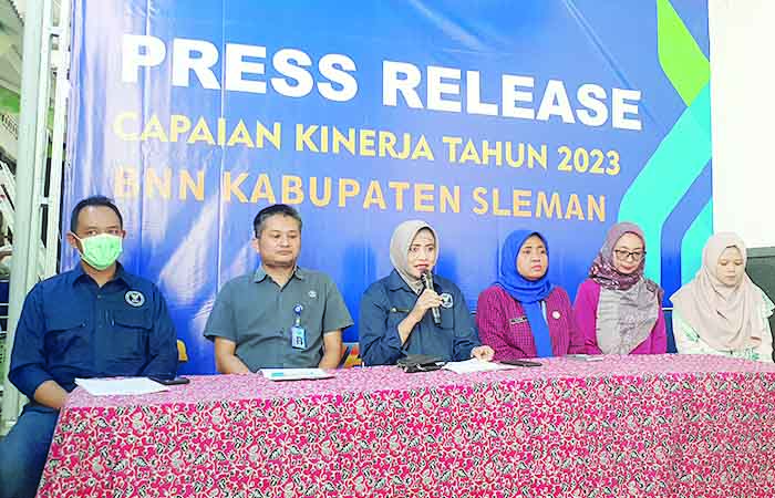 PEMAPARAN: Kepala BNN Sleman Siti Alfiah saat menyampaikan pers rilis kemarin (15/12).