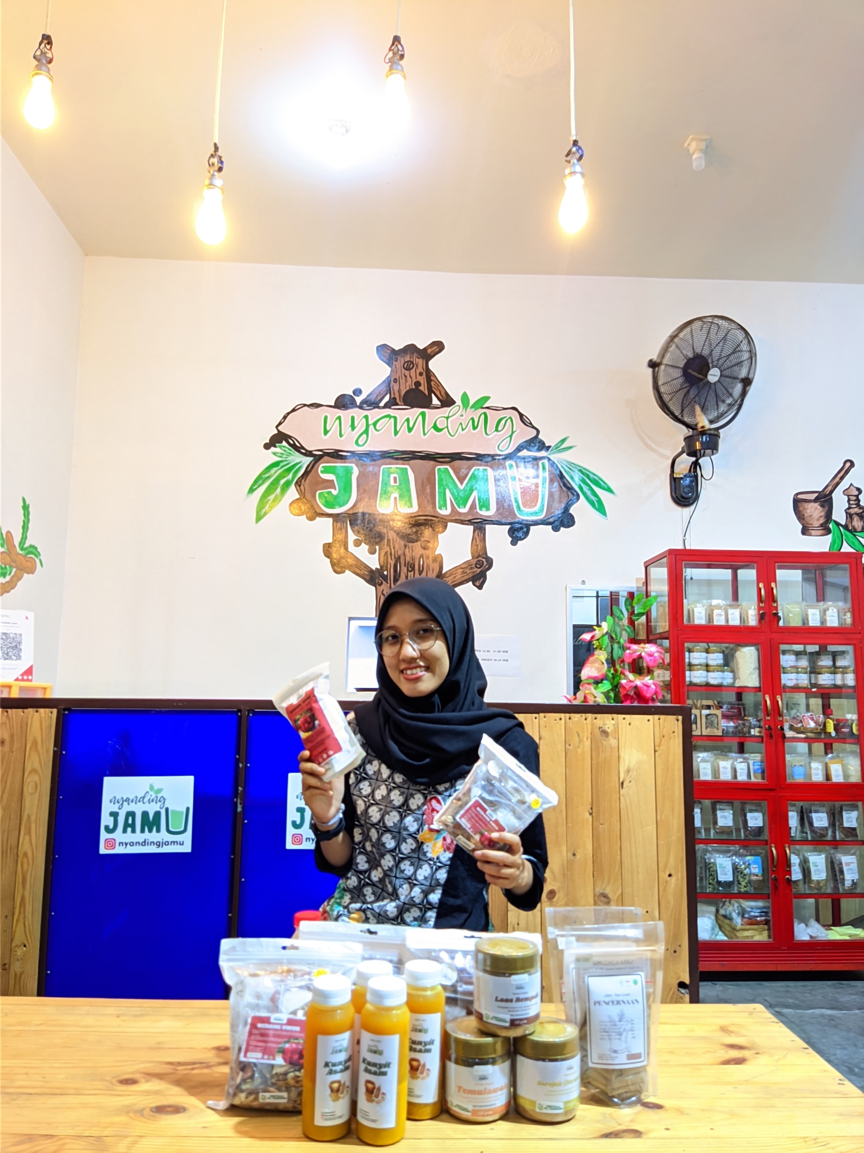 PENGUSAHA MUDA: Imanintan Susan, 25, sosok milenial asal Gombong yang sedang mengembangkan bisnis jualan jamu dengan konsep kedai.