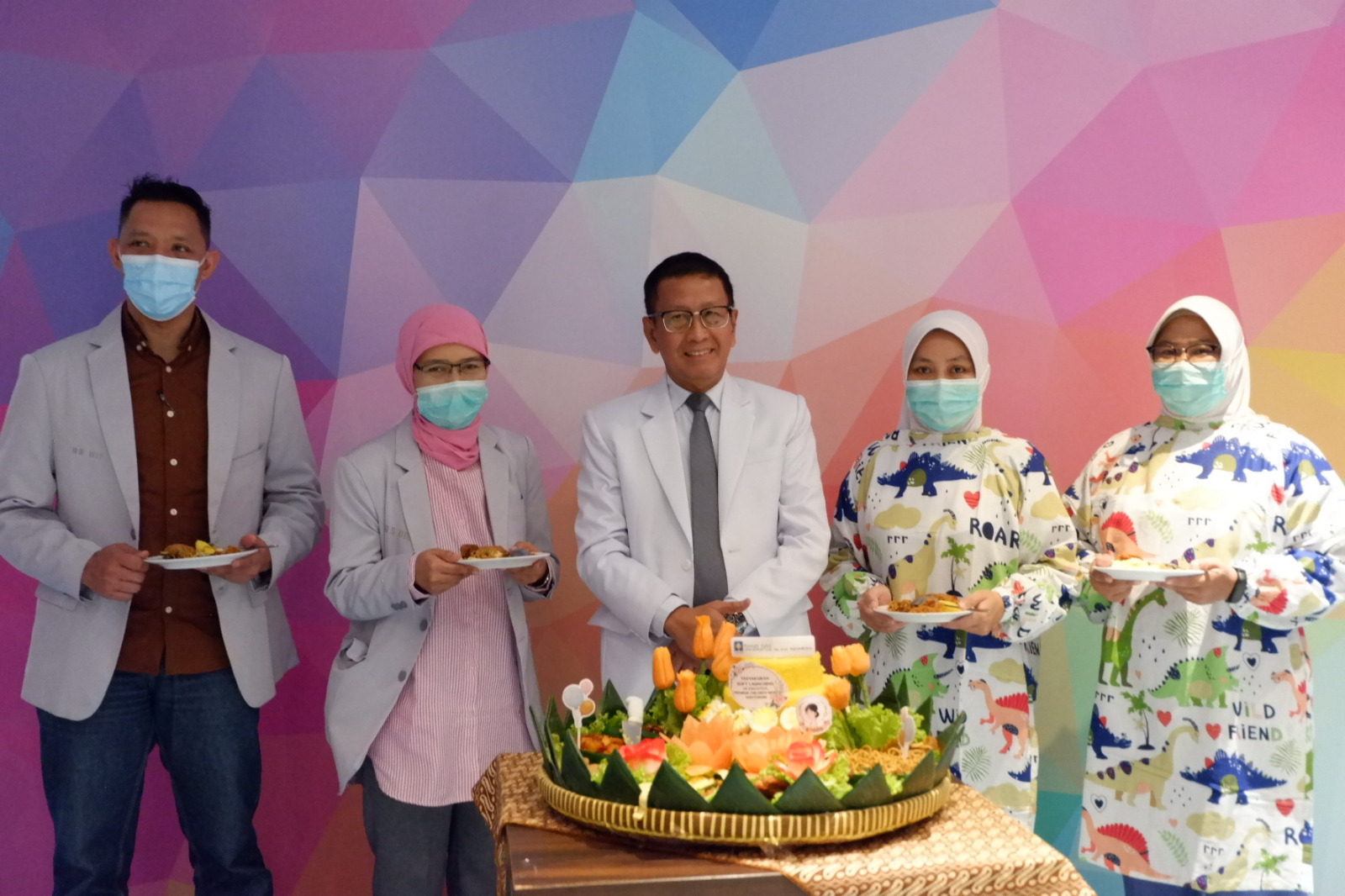 Diretur Utama Rumah Sakit UII dr Mulyo Hartana, Sp. PD (tengah) berserta dr Alfun Dhiya An., Sp.OG, dr Utami Dewi, Sp. A, Kepala Ruang Premium Children Ward dan Kepala Ruang Kamar Bayi.