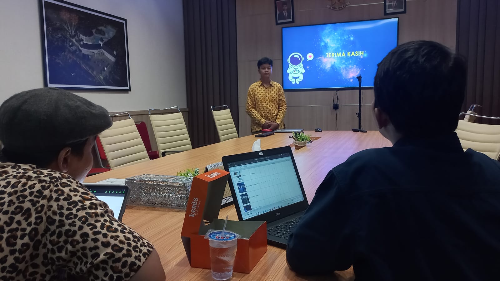 KARYA: Salah satu peserta tengah mempresentasikan karyanya di depan Dewan Juri di Gedung Kotak Taman Pintar. (WINDA A/RADAR JOGJA)