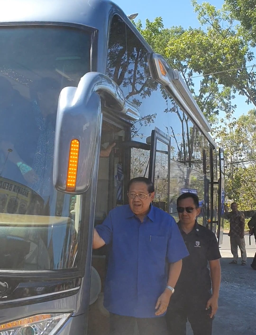 PULANG KAMPUNG - Presiden Indonesia ke 6 SBY turun dari bus dan berhenti di  RM Bu Tiwi Tan Tlogo, Mijahan, Semanu Jumat (15/12/2023). Foto: GUNAWAN/Radar Jogja