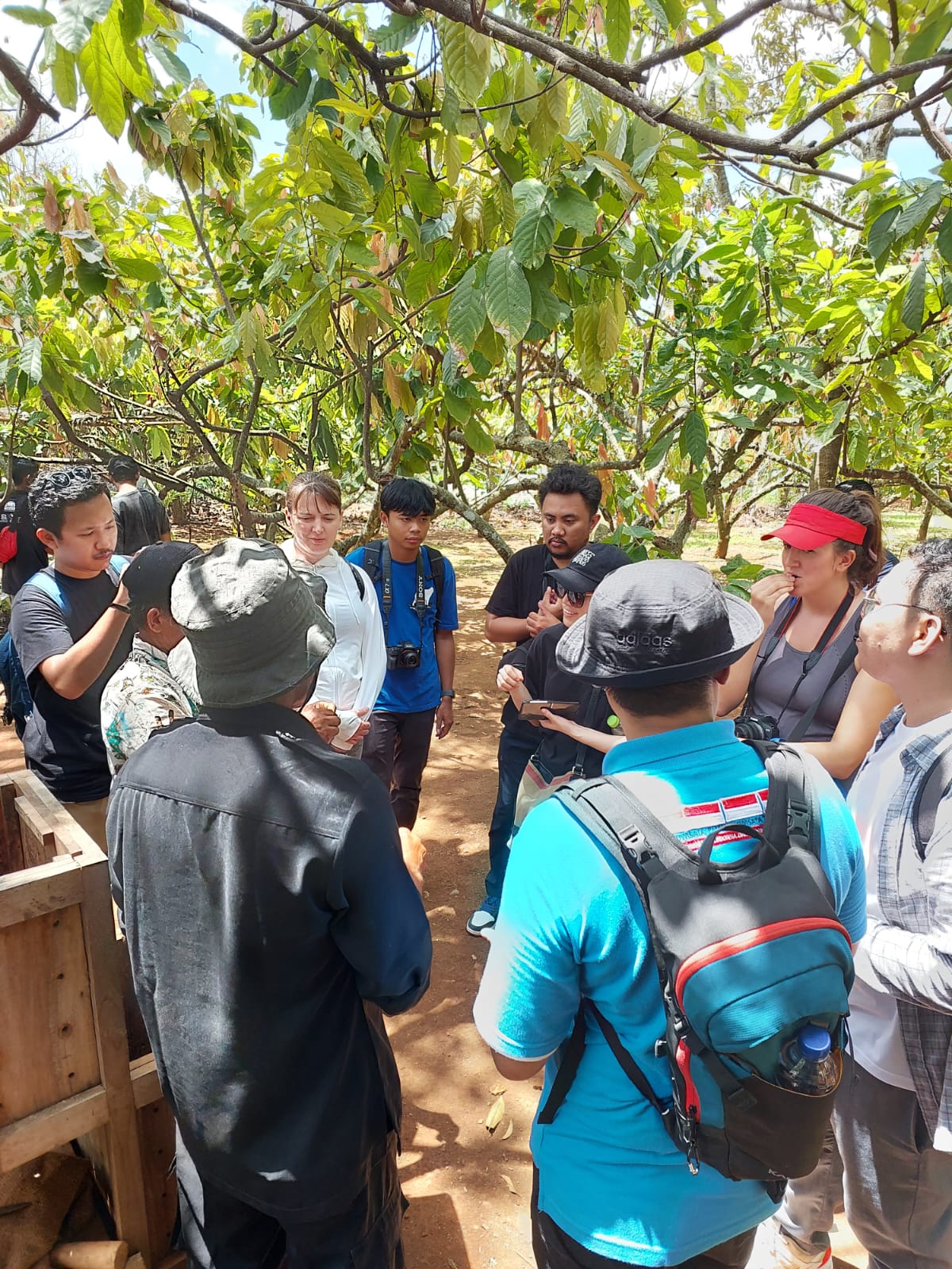 RILEKS - Partisipan Press Trip UNWTO berpose dengan warga lereng Gunung Api Purba Nglanggeran Jumat (15/12/2023). Foto: Pengelola Gunung Api Purba untuk Radar Jogja