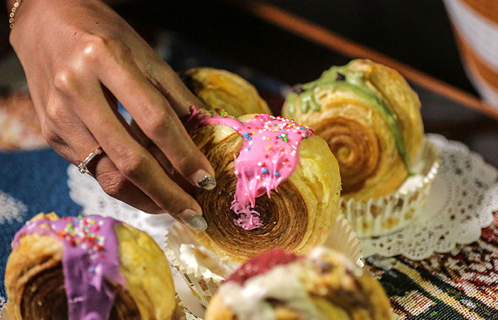 FAVORIT: Antusias masyarakat untuk bisa menjajal cromboloni membuat penjual kebanjiran order. Bahkan sistem penjualan dilakukan dengan pre-order.