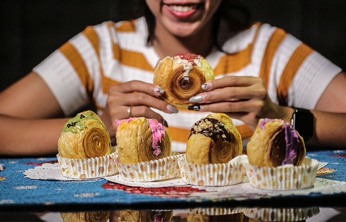 LAGI HYPE: Sajian kue pastry bernama cromoboloni masih menjadi topik hangat yang diperbincangkan di media sosial. Makanan asal Italia ini merupakan perpaduan dari olahan croissant dan bomboloni.