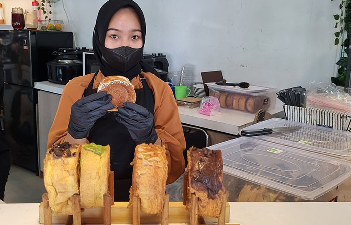 IKUTI TREN: Pegawai Favor Patisserie Pizzeria & Eatery saat menunjukkan berbagai varian Cromboloni olahan mereka.