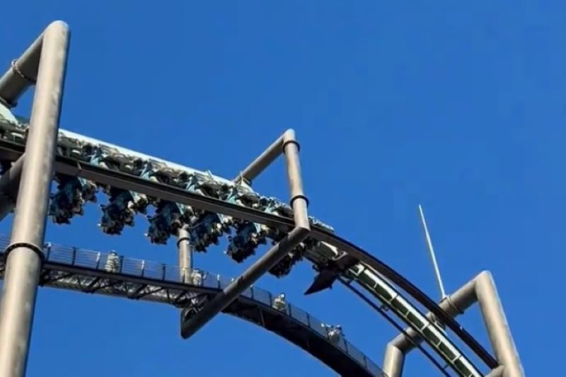 Insiden Roller Coaster berhenti mendandak dengan posisi penumpang terbalik di Jepang, Kamis (12/12/2023). (website/the new paper)