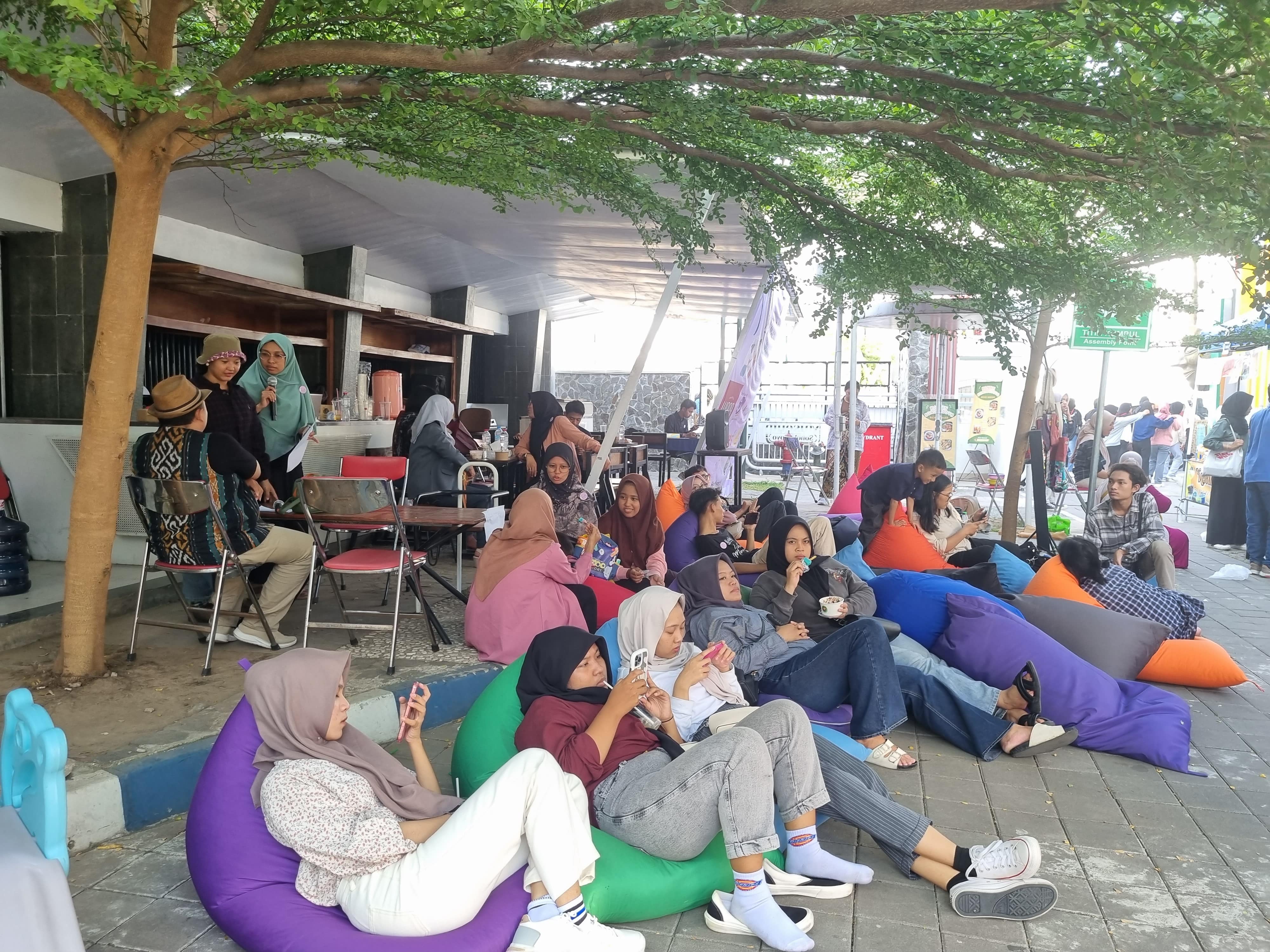 Segenap pengunjung saat menikmati berbagai tenant yang ada di gelaran TDA lokal market yang berlangsung di kawasan Museum Sonobudoyo