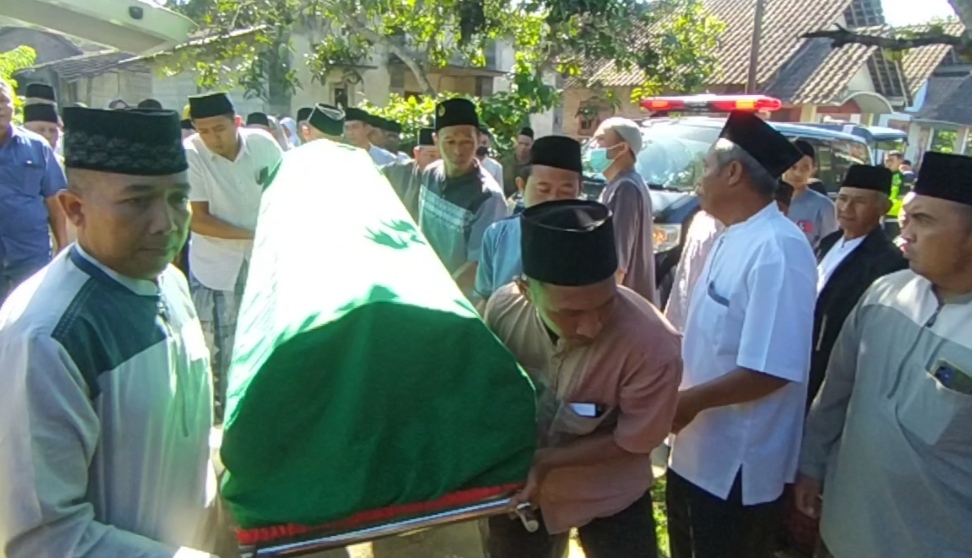 HENDAK DIKEBUMIKAN: Jenazah warga asal Salam, Grabag tiba di rumah duka sekitar pukul 08.30. Ketiganya disalatkan terlebih dahulu, barulah dikebumikan di tempat pemakaman umum terdekat. (Istimewa)