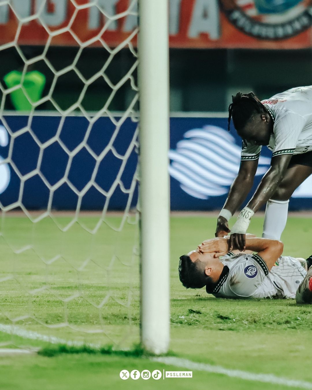Para pemain PSS dikecewakan dengan keputusan wasit asal Jepang yang memberikan penalti untuk Persija