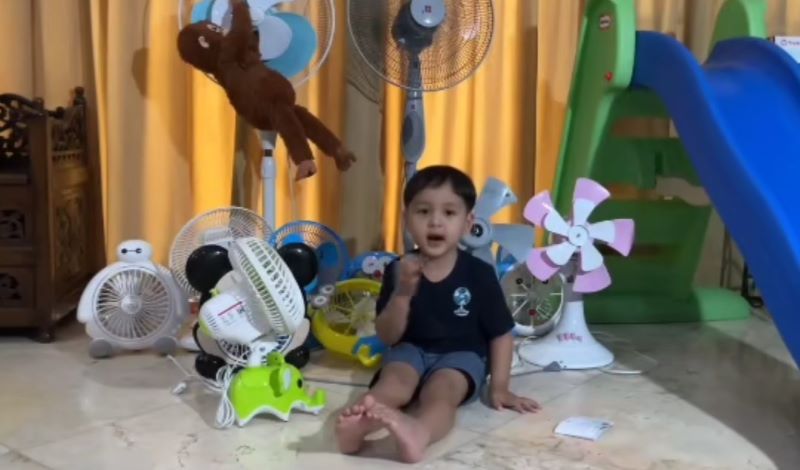 Arrasya, anak Tasya Kamila dengan koleksi kipas anginnya. (TikTok/@nanajhn88_)
