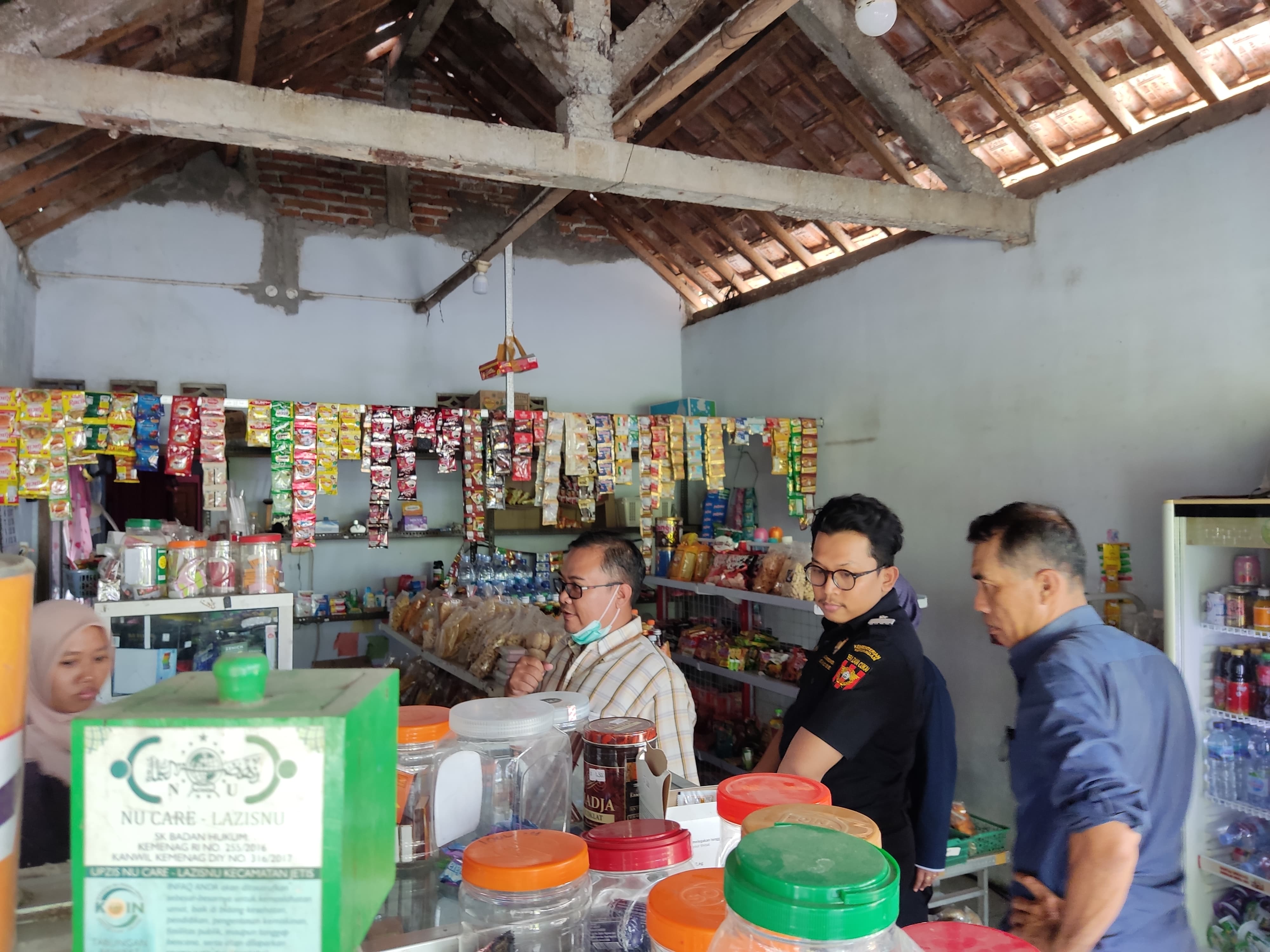 CERMAT: Petugas Satpol PP Kabupaten Bantul mendatangi salah satu warung. (Dok Satpol PP Bantul)