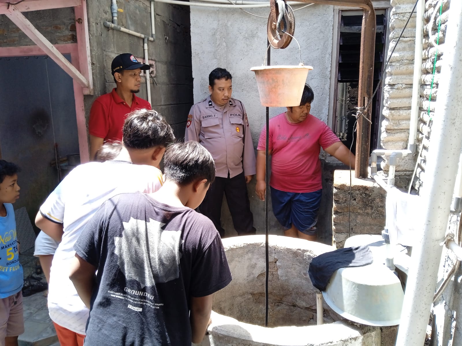 CEK: Petugas Polsek Imogiri di lokasi warga tercebur sumur di Kalurahan Karangtalun, Kapanewon Imogiri, Bantul. (Dok Polsek Imogiri)