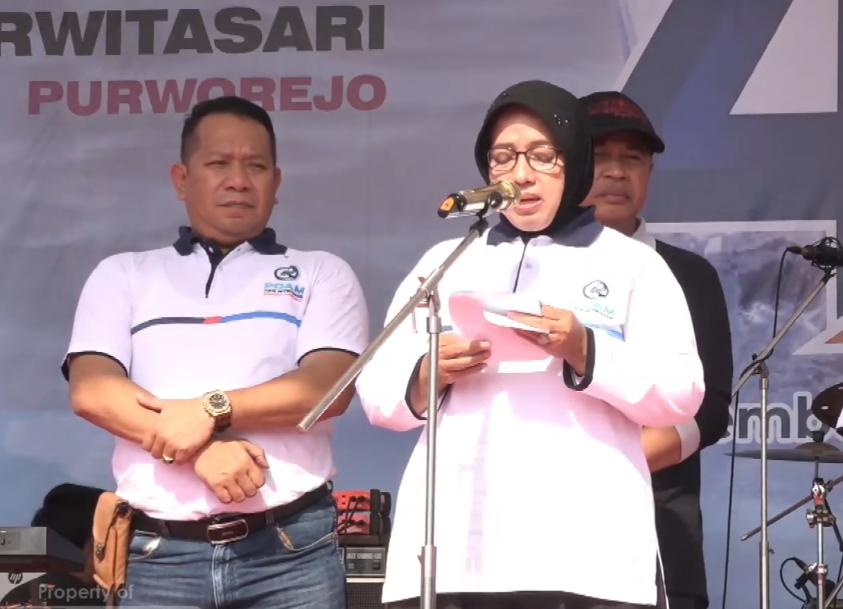 Bupati Purworejo Yuli Hastuti bersama Direktur PDAM Kabupaten Purworejo dalam rangka HUT Ke-49 PDAM Kabupaten Purworejo pada Minggu (17/12)