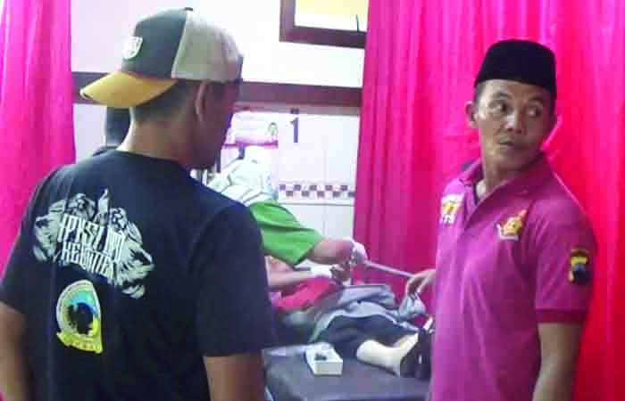 PENANGANAN MEDIS : Warga Desa Sitiadi, Kecamatan Puring dirujuk ke RS PKU Muhammadiyah Gombong usai menyantap siomay saat pertemuan RT.