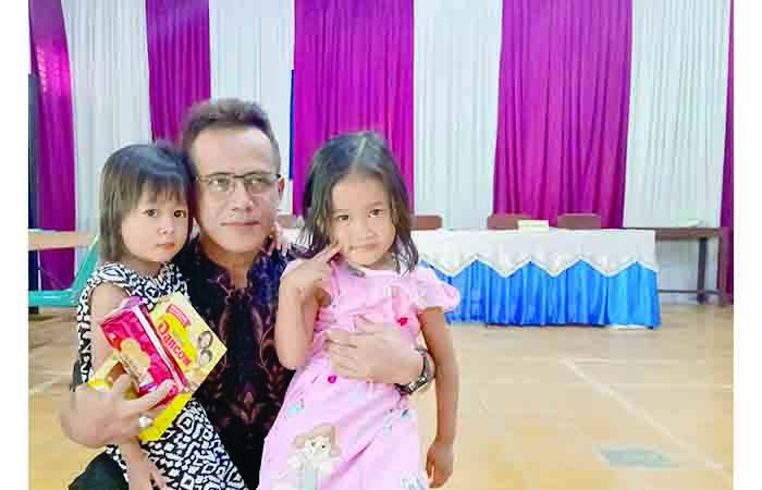 Pemberian sufor dan biskuit sehat untuk balita di Desa Hulosobo, Kecamatan Kaligesing, Kabupaten Purworejo pada Jumat (15/12).