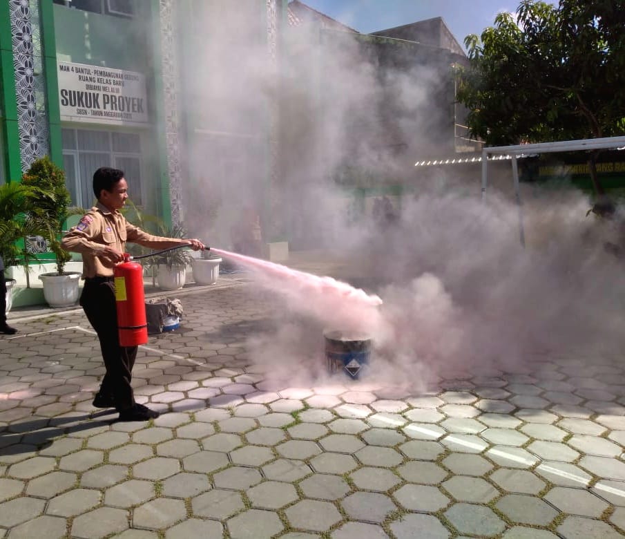 PRAKTIK LANGSUNG: Siswa MAN 4 Bantul saat mengikuti simulasi pemadaman api saat terjadi kebakaran.