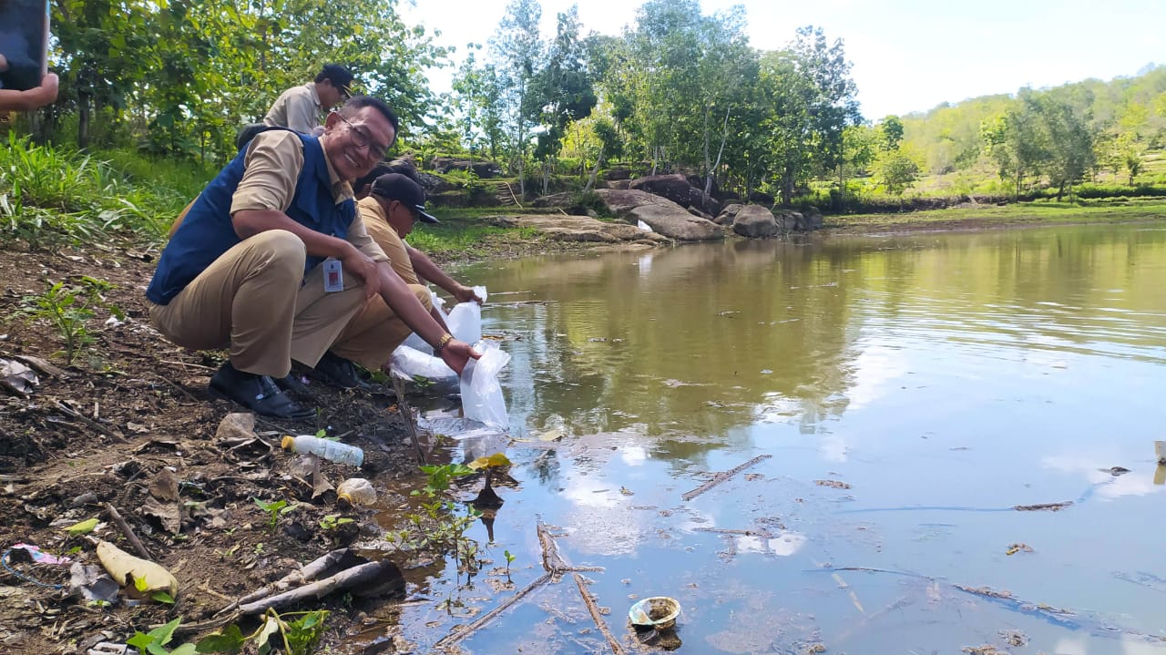 PERLU DUKUNGAN - Dalam rangka menjaga kelestarian ikan di sungai dan telaga ratusan ribu ikan dilepasliarkan ke alam liar belum lama ini. (Foto: DKP Gunungkidul untuk Radar Jogja)